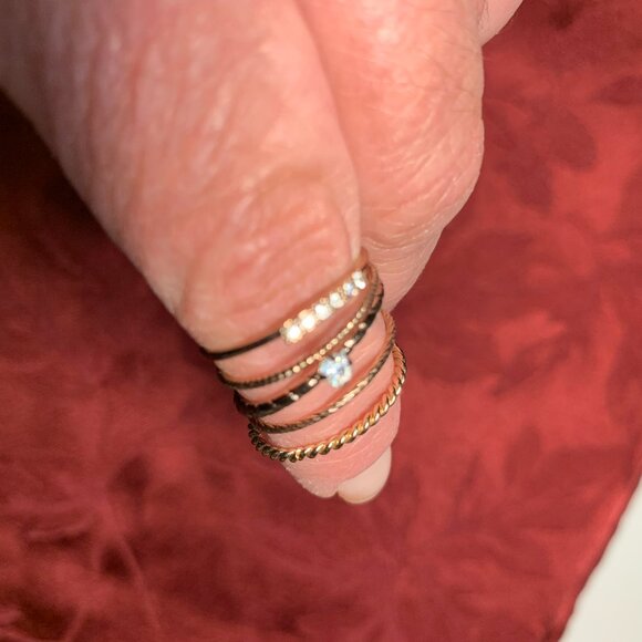 $5 or 4/$10: Set of 5 rose-gold colored rings size 7 - Picture 1 of 1